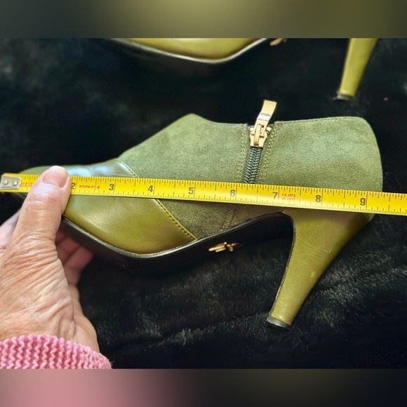 LULU HUN, LONDON, WOMENS GREEN SUEDE & LEATHER HEELS WITH RED INSOLE. - Picture 11 of 15